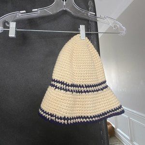 LADIES 100% WOOL HAND KNITTED HAT.